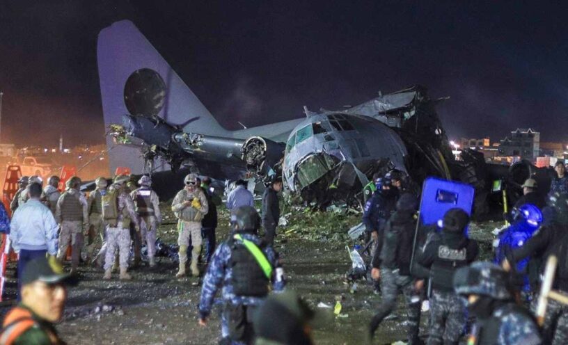 Avión de carga chocó contra avenica principal en Bolivia