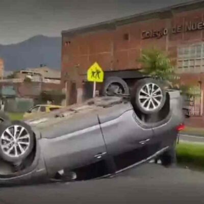 choque en Bogotá dejó una camioneta volcada
