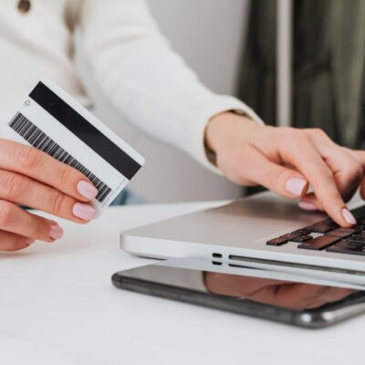 Señales de que tu tarjeta de crédito se te está saliendo de control: consejos financieros