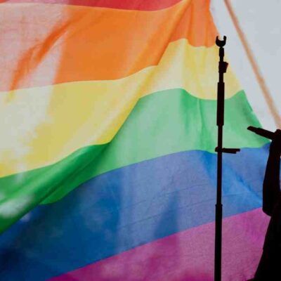 Cantante revela su homosexualidad tras 14 años de matrimonio