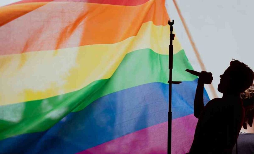 Cantante revela su homosexualidad tras 14 años de matrimonio