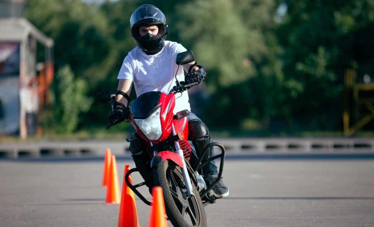 Nuevo curso de conducción de moto gratuito en Bogotá