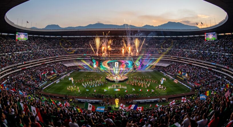 Estadio repleto durante la ceremonia de la Copa Mundial 2026 con fuegos artificiales, luces y banderas