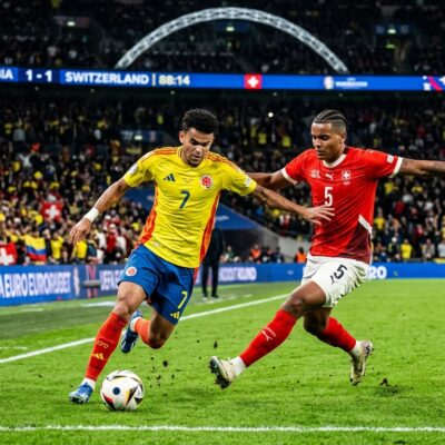 Luis Díaz de Colombia controla el balón ante la marca de Manuel Akanji de Suiza durante un partido