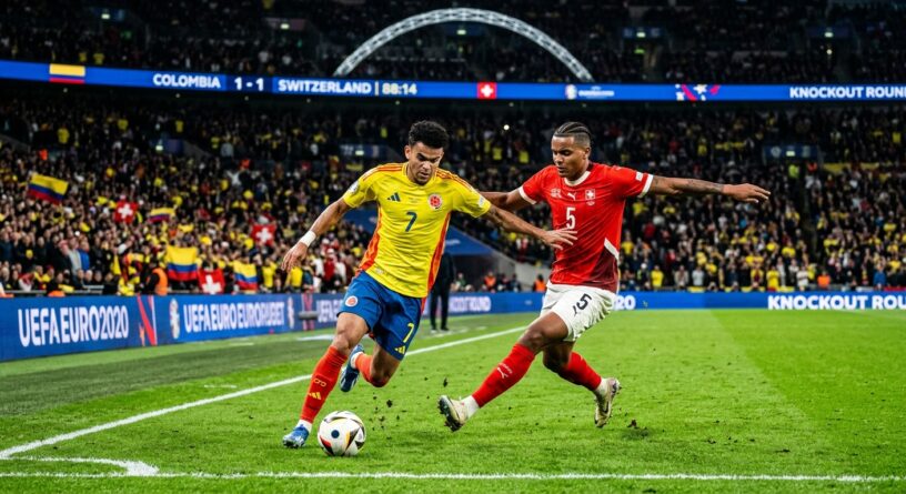 Luis Díaz de Colombia controla el balón ante la marca de Manuel Akanji de Suiza durante un partido